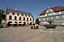 Blick auf das Goslarer Rathaus mit Marktbrunnen